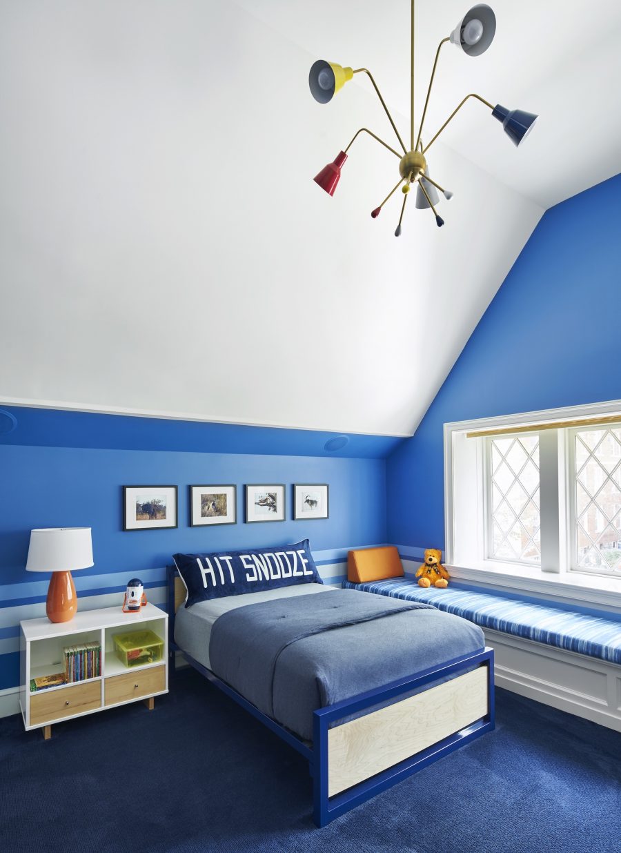 синий диван комната подростка
